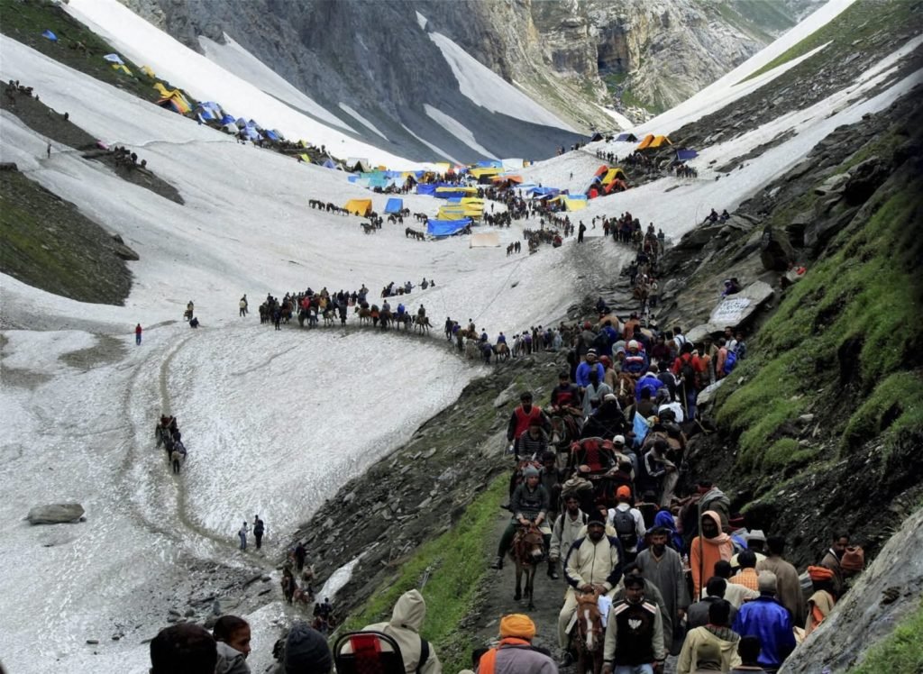 devotees-on-the-way-to-the-amarnath-temple